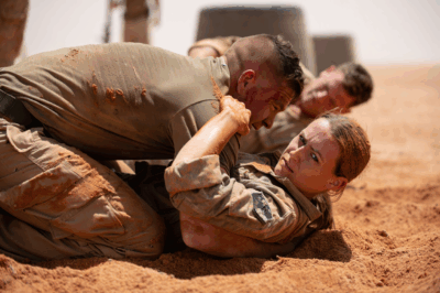 Life or D3ath Under the Desert Sun: Two SEAL Operators Wrestle in the Dirt – The Fateful Punch Exposes the Spy’s Codename!